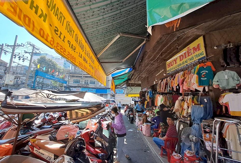 Today, the market has grown into a much larger complex, incorporating a wide variety of goods